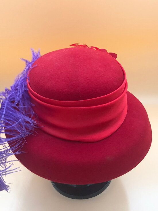 ? Vintage Red Felt Hat w/ Purple Feather & Floral Detail – Statement Church Hat